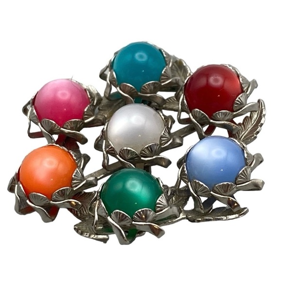 MOONGLOW Vintage Multicolor Thermoset Round Brooch in Silver-Tone Leaf Setting - Picture 4 of 9